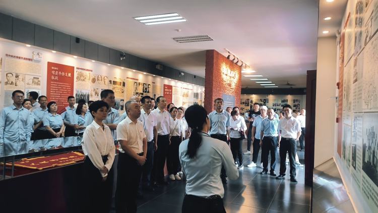 賡續紅色基因 奮進(jìn)時(shí)代征程 ——市國資委機關(guān)聯(lián)合市環(huán)發(fā)公司開(kāi)展主題黨日暨清廉國企教育活動(dòng)(圖6)