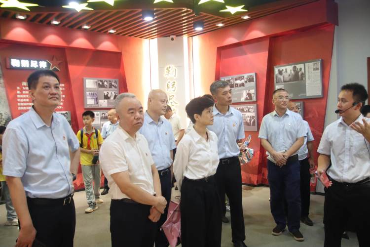 賡續紅色基因 奮進(jìn)時(shí)代征程 ——市國資委機關(guān)聯(lián)合市環(huán)發(fā)公司開(kāi)展主題黨日暨清廉國企教育活動(dòng)(圖7)