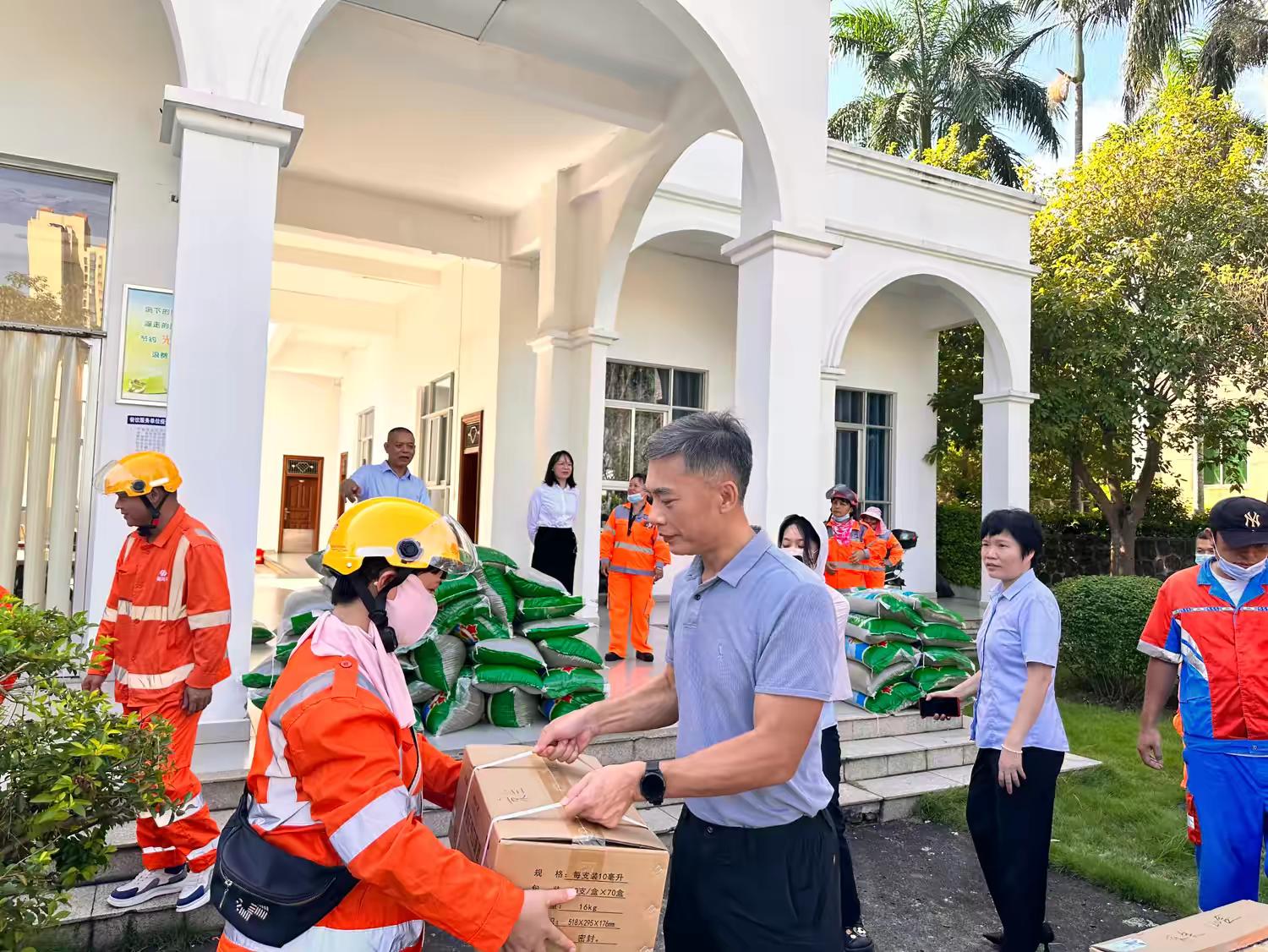 市環(huán)發(fā)公司開(kāi)展2024“夏日送清涼”慰問(wèn)環(huán)衛工人活動(dòng)(圖2)